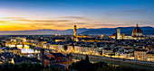 Panoramablick auf Florenz bei Sonnenuntergang vom Piazzale Michelangelo, Florenz, Toskana, Italien, Europa