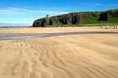 Vereinigtes Königreich, Nordirland, County Derry, am Mussendun-Tempel stürzen die 120 Fuß hohen Klippen zum Downhill Beach ab, der auch als Dragonstone bekannt ist, und wo Stannis Baratheon beobachtete, wie die Sieben Idole von Westeros verbrannten