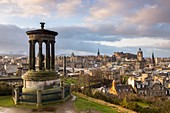 Vereinigtes Königreich, Schottland, Edinburgh, UNESCO-Weltkulturerbe, Blick auf die Stadt vom Dugal Stewart Monument auf dem Calton Hill