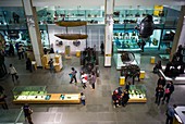 England, London, South Kensington, Science Museum (Wissenschaftsmuseum), Transporthalle, erhöhte Ansicht