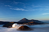 Mount Semeru und Mount Bromo im Morgengrauen, Java, Indonesien