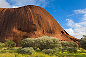 Ayers Rock mit Vegetation, Uluru-Kata Tjuta National Park, Northern Territory, Australien