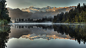 Mount Tasman und Mount Cook spiegeln sich im Lake Matheson, Südinsel, Neuseeland