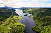 Vereinigtes Königreich, Schottland, Highland, Pertshire, Perth and Kinross, Pitlochry, Loch Tummel bei Queen's View (Luftaufnahme)