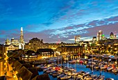 Vereinigtes Königreich, London, Bezirk Tower Hamlets, St Katharine Docks, unten die Tower Bridge und The Shard von Renzo Piano und The City