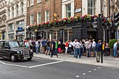 United Kingdom, London, taxi in front of a pub