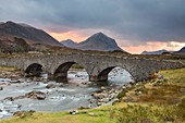 Vereinigtes Königreich, Schottland, Highland, Innere Hebriden, Isle of Sky, Sligachan-Brücke und die Cullin Hills