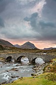 Vereinigtes Königreich, Schottland, Highland, Innere Hebriden, Isle of Sky, Sligachan-Brücke und die Cullin Hills