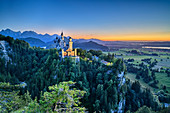  Schloss Neuschwanstein, beleuchtet, vor Tannheimer Bergen, Neuschwanstein, Ammergebirge, Ammergauer Alpen, Schwaben, Bayern, Deutschland