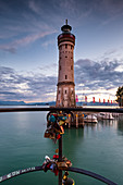 Blick auf den Leuchturm am Hafen von Lindau, Bayern, Deutschland, Europa