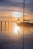 Boot im Nebel bei Sonnenaufgang am Starnberger See, Bayern, Deutschland