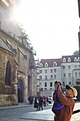 Tourist fotografiert an der Klarissenkirche, Bratislava, Slowakei