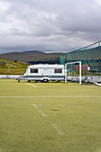 Campingplatz auf dem ehemaligen Fußballplatz im Nordosten von der Ortschaft Eiði, Eysturoy, Färöer Inseln