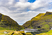 Blick auf die Lagune und Häuser mit grasbewachsenen Dächern an einem der schönsten Orte der Welt, Saksun, Insel Streymoy auf den Färöer Inseln