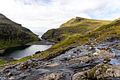 Blick in das Tal mit der Lagune bei Saksun, von einem Wanderweg aus, auf den schönen Ort Saksun, Insel Streymoy auf den Färöer Inseln