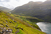 Grasbewachsene Berglandschaft zwischen Saksun und Tjørnuvík, mit Blick auf Saksun, Streymoy, Färöer Inseln