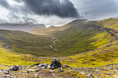 Grasbewachsene Berglandschaft zwischen Saksun und Tjørnuvík, Streymoy, Färöer Inseln