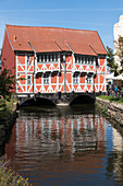 Restauriertes Fachwerkhaus über dem künstlichen Wasserlauf "frische Grube" in der Altstadt von Wismar, Mecklenburg-Vorpommern, Deutschland