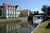 Die Hubbrücke in Plau am See wurde 1916 errichtet und bei größeren Schiffen wird sie emporgehoben, Mecklenburg-Vorpommern, Deutschland