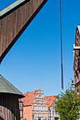Historischer Tretkran mit alten Häusern, Altstadt, Stade, Niedersachsen, Deutschland
