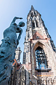 Kirchenruine, Mahnmal St. Nikolai mit Bronzeskulptur Erdenengel von Edith Breckwoldt, Altstadt, Hamburg, Deutschland