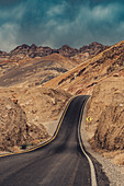 Artist Drive im Death Valley mit Gewitter im Hintergrund, Death Valley National Park, Nevada, Kalifornien, USA, Nordamerika