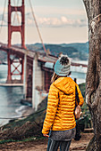 Frau steht vor Golden Gate Bridge, San Francisco, Kalifornien, USA, Nordamerika, Amerika