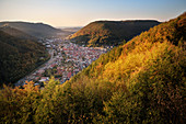 Blick vom Kunstmühlefels nach Bad Urach, Landkreis Reutlingen, Schwäbische Alb, Baden-Württemberg, Deutschland, Europa