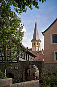 Altstadt mit Fachwerk und Kirchturm der Stadtkirche St Georg in Weikersheim, Romantische Straße, Baden-Württemberg, Deutschland