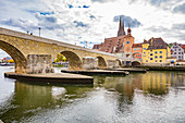 Die Steinerne Brücke in Regensburg, Bayern, Deutschland