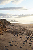 Fußstapfen am abendlichen Strand von Point Reyes, Kalifornien, USA