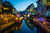 Weihnachtlich geschmückte Altstadt mit bunt angestrahlten Fachwerkhäusern, Weihnachtsmarkt Colmar, Elsass, Frankreich