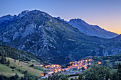 Beleuchteter Ort Sotres mit Picos de Europa im Hintergrund, Sotres, Nationalpark Picos de Europa, Kantabrisches Gebirge, Asturien, Spanien