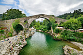 Brücke in Cangas de Onis, Puente Romano, Römerbrücke, Picos de Europa, Kantabrisches Gebirge, Asturien, Spanien