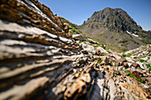 Geschichteter Fels mit Pic Arrious im Hintergrund, Lac d´Arremoulit, Nationalpark Pyrenäen, Pyrénées-Atlantiques, Pyrenäen, Frankreich