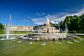 Springbrunnen mit Schloss Herrenchiemsee, Herrenchiemsee, Chiemsee, Oberbayern, Bayern, Deutschland