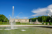 Springbrunnen mit Schloss Herrenchiemsee, Herrenchiemsee, Chiemsee, Oberbayern, Bayern, Deutschland