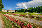Parkanlage mit Blumenrabatten und Schloss Herrenchiemsee, Herrenchiemsee, Chiemsee, Oberbayern, Bayern, Deutschland