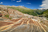 Gebänderter Fels im Gletscherschliffgelände, Hohe Tauern im Hintergrund, Venedigergruppe, Nationalpark Hohe Tauern, Osttirol, Österreich
