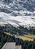 Kleine Kirche vor einem massiven Gebirge auf der Seiser Alm in Südtirol, Italien
