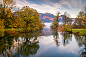 Herbstlicher Nebelmorgen an der Loisach, Kochel am See, Oberbayern, Bayern, Deutschland
