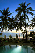 Thailand, Phuket, Kata Noi Strand, Sonnenuntergang am Pool, Palmen und Menschen