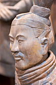 Nahaufnahme einer Kriegerstatue im Terrakotta-Krieger- und Pferdemuseum, die die Sammlung von Terrakotta-Skulpturen zeigt, die die Armeen von Qin Shi Huang (259 v. Chr. - 210 v. Chr.), dem ersten Kaiser Chinas, in Xian, China, darstellen.