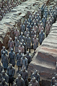 Überblick über die Terrakotta-Armee im Terrakotta-Krieger- und Pferdemuseum, das die Sammlung von Terrakotta-Skulpturen zeigt, die die Armeen von Qin Shi Huang (259 v. Chr. - 210 v. Chr.), Dem ersten Kaiser Chinas, in Xian, China, darstellen.