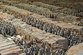 Überblick über die Terrakotta-Armee im Terrakotta-Krieger- und Pferdemuseum, das die Sammlung von Terrakotta-Skulpturen zeigt, die die Armeen von Qin Shi Huang (259 v. Chr. - 210 v. Chr.), dem ersten Kaiser Chinas, in Xian, China, darstellen.
