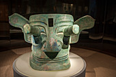 Eine Bronzemaske mit hervorstehenden Augen aus dem 12. Jahrhundert v. Chr. In der Ausstellung antiker Artefakte im Sanxingdui Museum in Sanxingdui bei Chengdu, Provinz Sichuan in China.