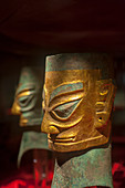 Ein menschlicher Bronzekopf mit Goldmaske aus dem 12. Jahrhundert v. Chr. In der Ausstellung antiker Artefakte im Sanxingdui-Museum in Sanxingdui bei Chengdu, Provinz Sichuan in China.