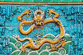 Detail eines Drachen an der Neun-Drachen-Wand (Neun-Drachen-Bildschirm) in der Verbotenen Stadt, in Peking, China.