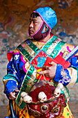 Tänzer mit seiner Maske während des Tamshing Phala Choepa Festivals im Tamshing Kloster, Bumthang, Bhutan