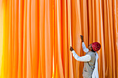 Sari Factory, Textilien im Freien getrocknet, Die Textilien werden zum Trocknen an Bambusstangen aufgehängt, die langen Textilbänder sind etwa 800 Meter lang, Jaipur, Rajasthan, Indien